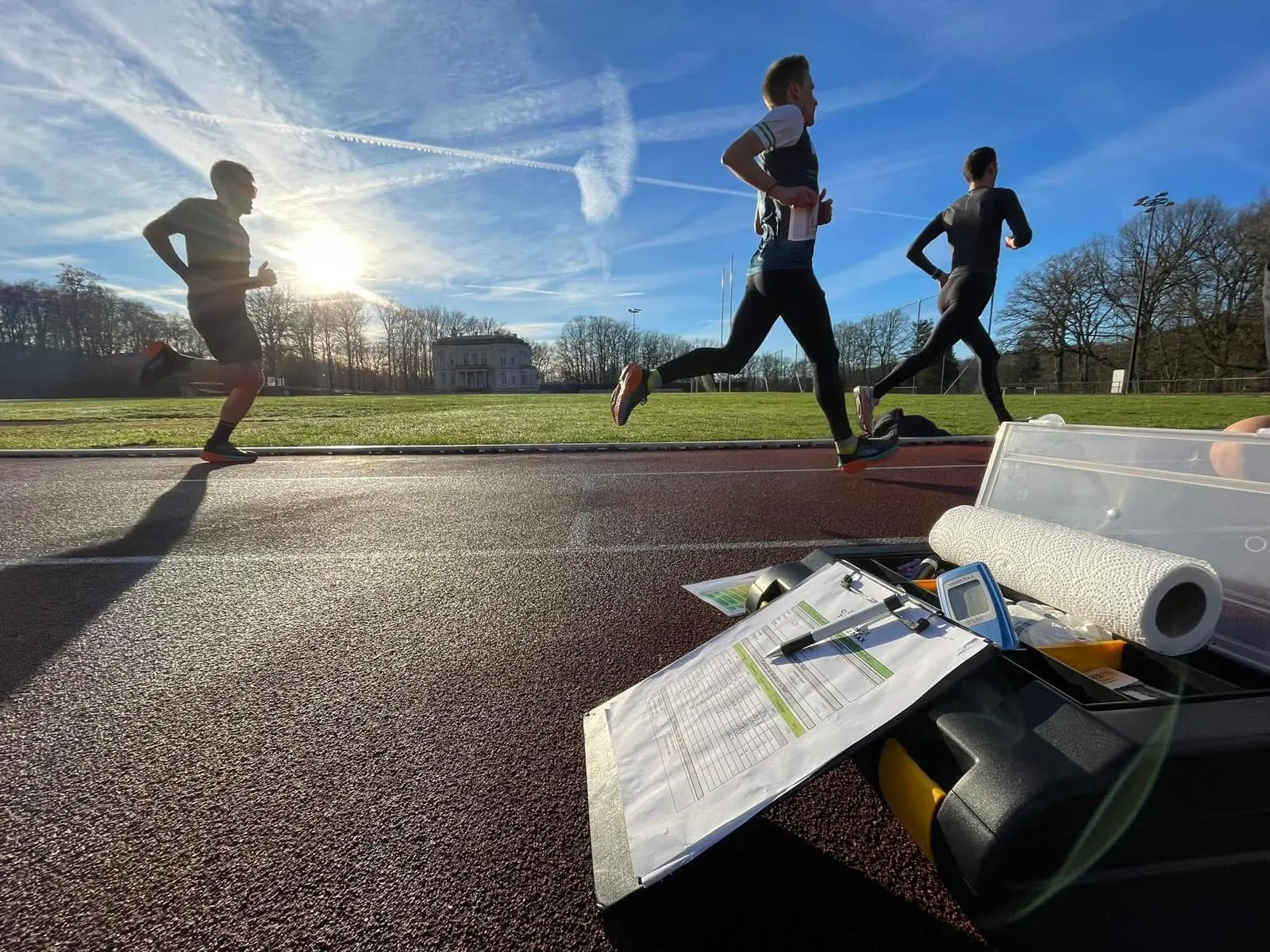 Athlètes à l'entraînement sur piste avec un plan d'entraînement