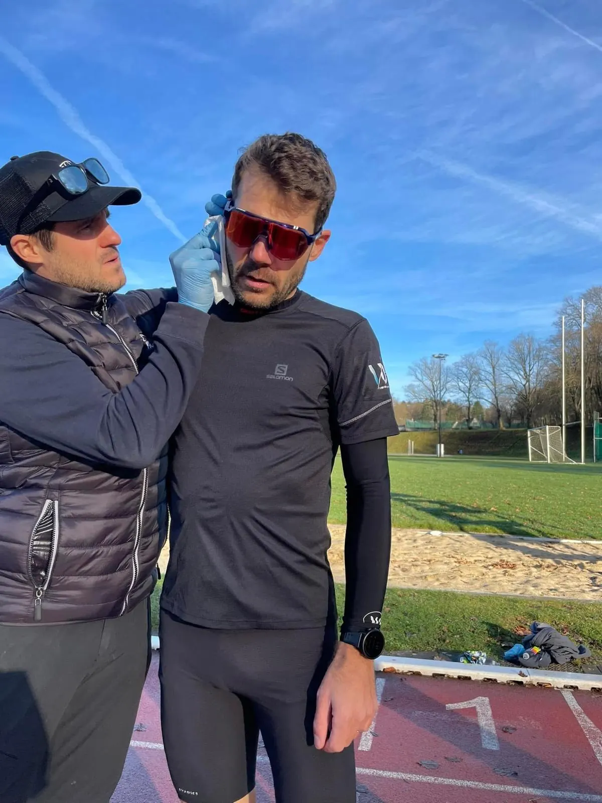 Maxime Burette, coach en cyclisme et trail, avec un athlète