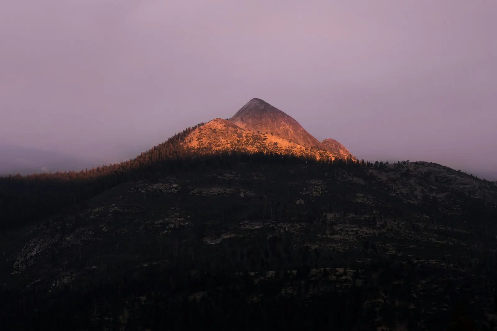 Sommet de montagne au coucher du soleil, symbole d'un objectif sportif
